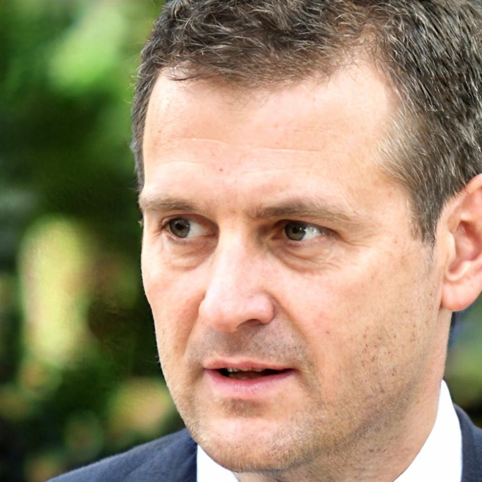 Profesional realizando análisis financiero en entorno de oficina