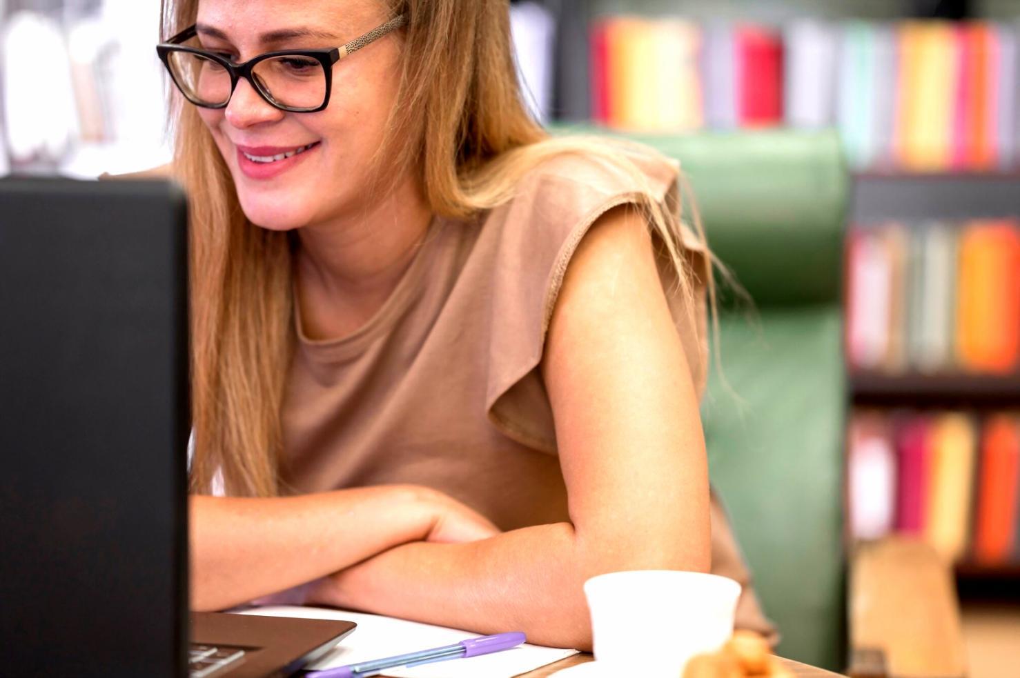 Profesional trabajando con datos financieros en oficina moderna