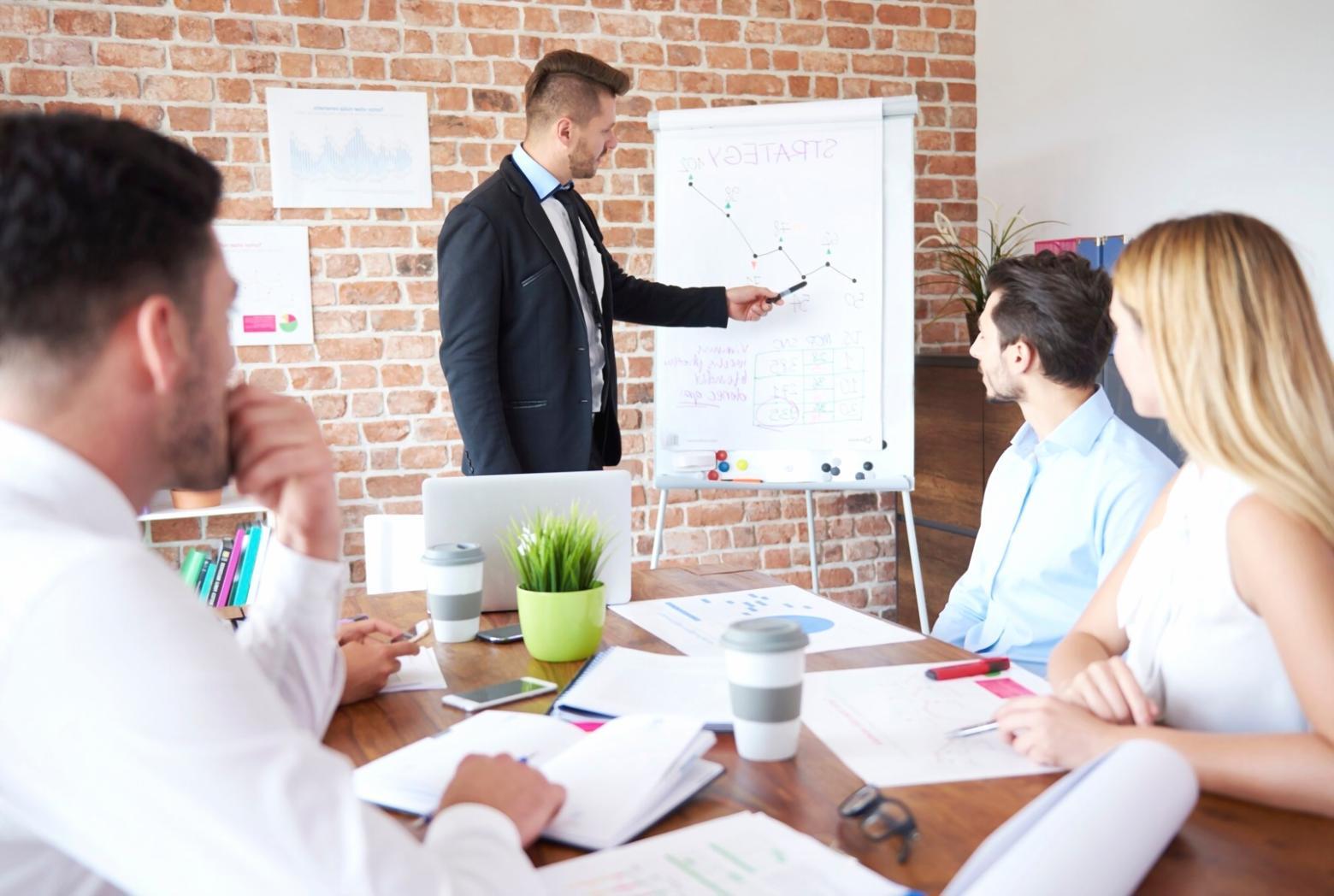 Espacio de trabajo con documentos financieros y análisis