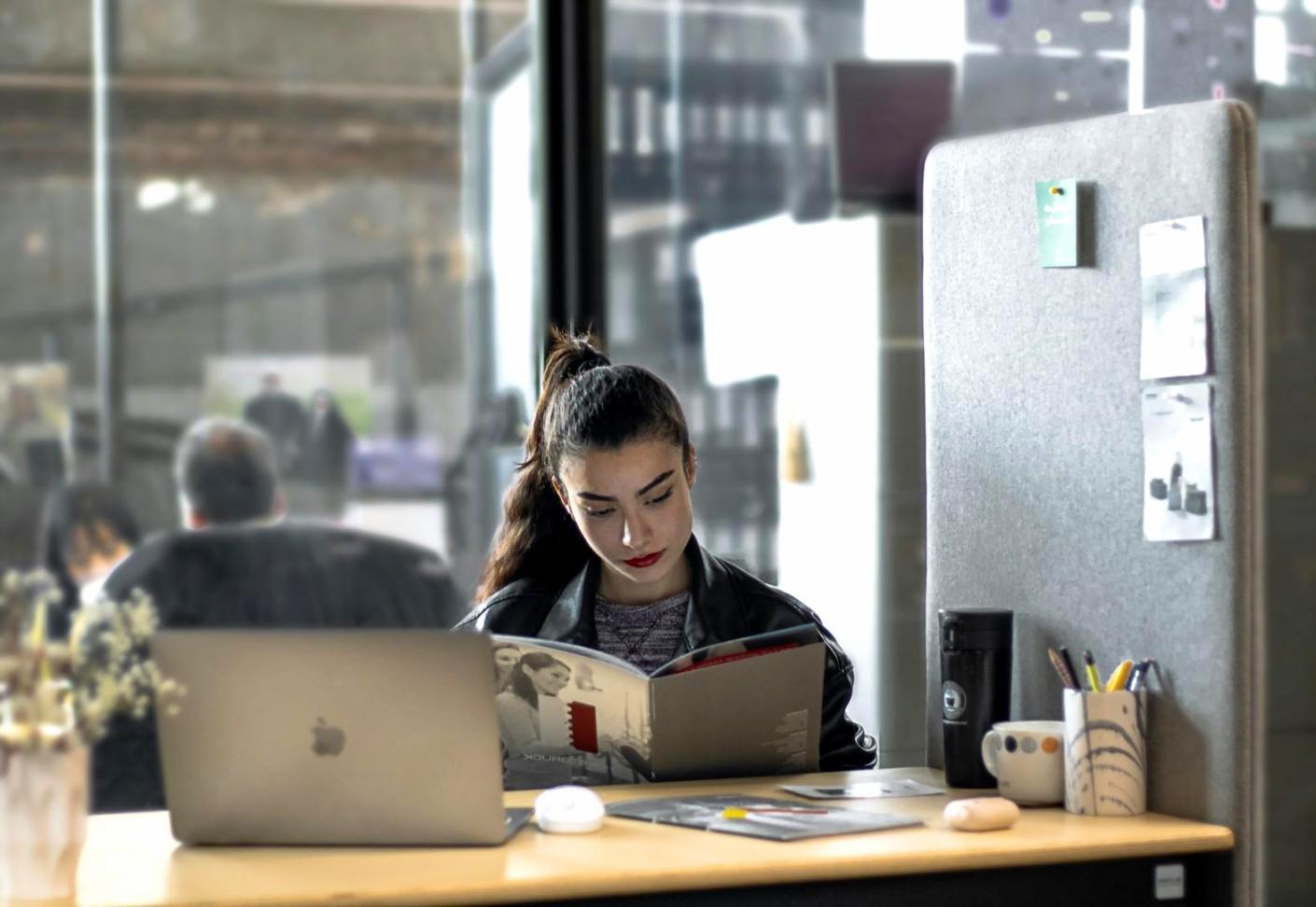 Sesión de formación en análisis financiero con estudiantes trabajando en proyectos reales