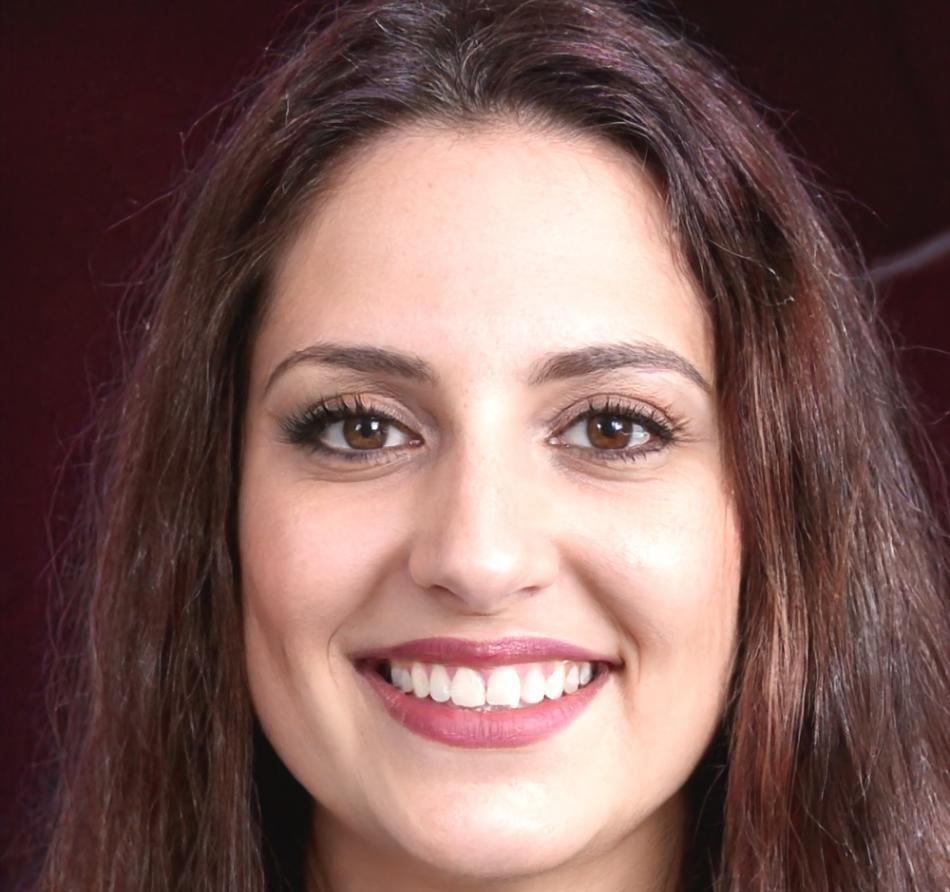 Profesional de finanzas analizando documentos