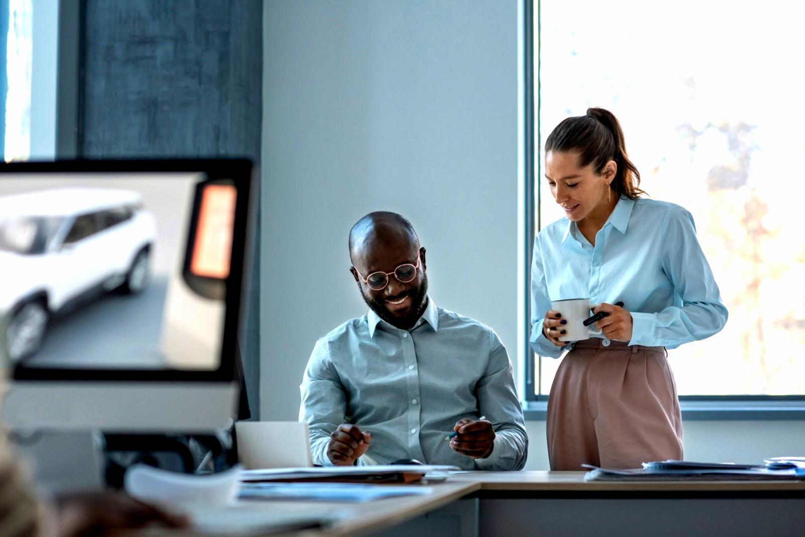 Persona analizando datos financieros en su escritorio