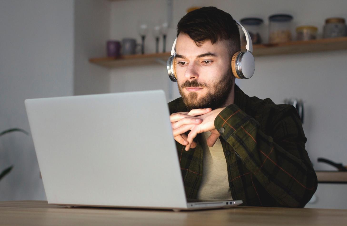 Material de trabajo y documentación financiera utilizada en programas empresariales