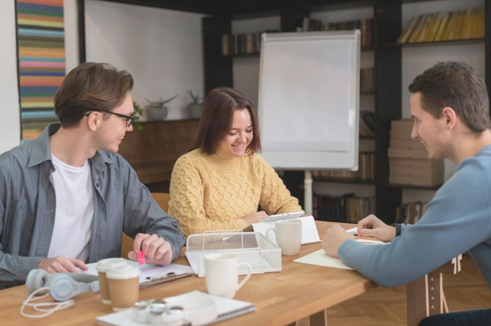 Equipo profesional trabajando en análisis financiero durante sesión de formación